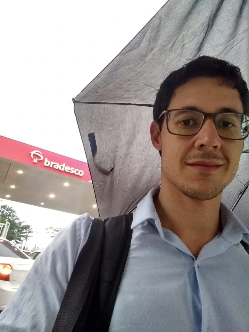 Gabriel Gregório outside a Bradesco branch